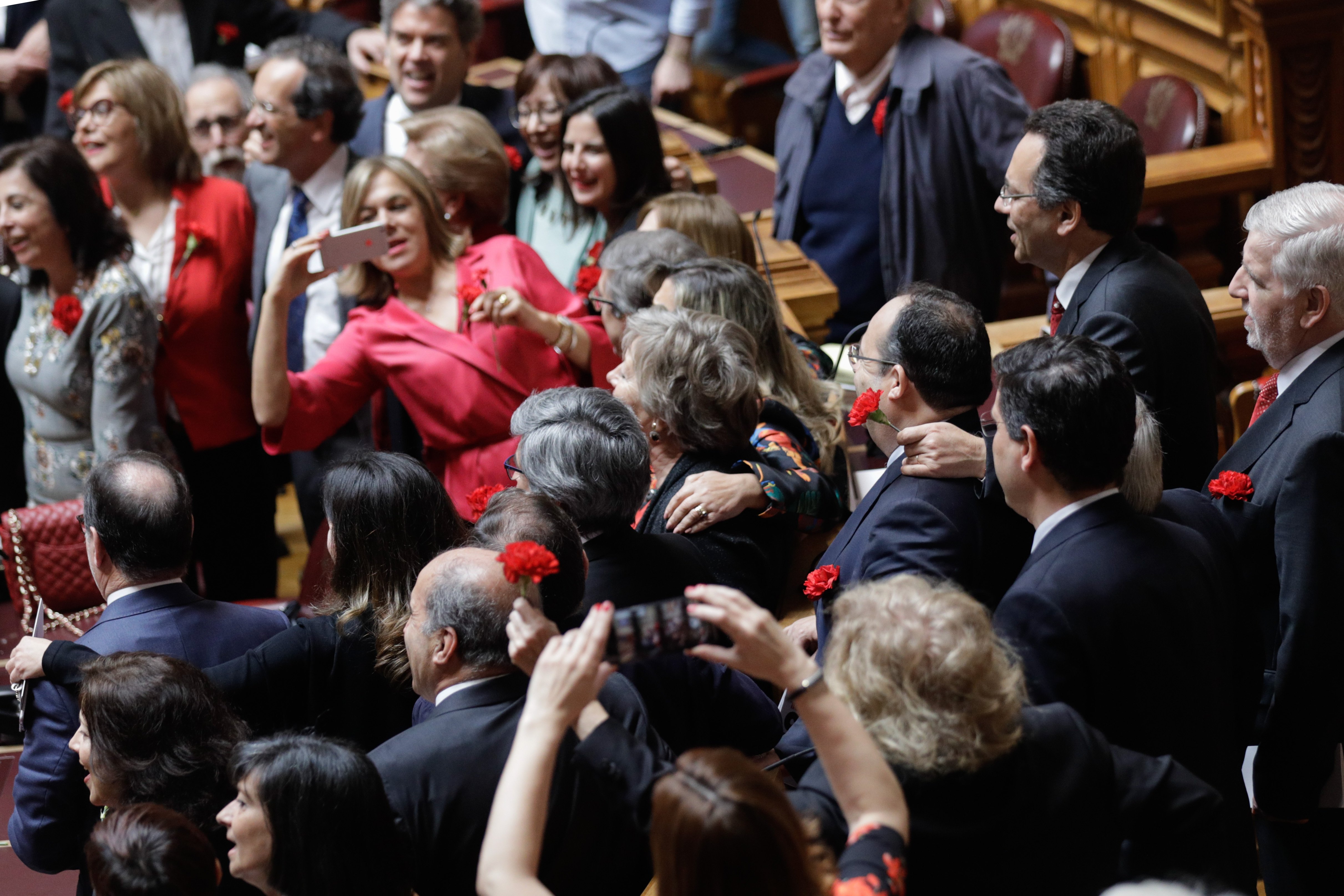 25 Abril: Deputados do PS cantam a &#8220;Grândola Vila Morena&#8221; no parlamento