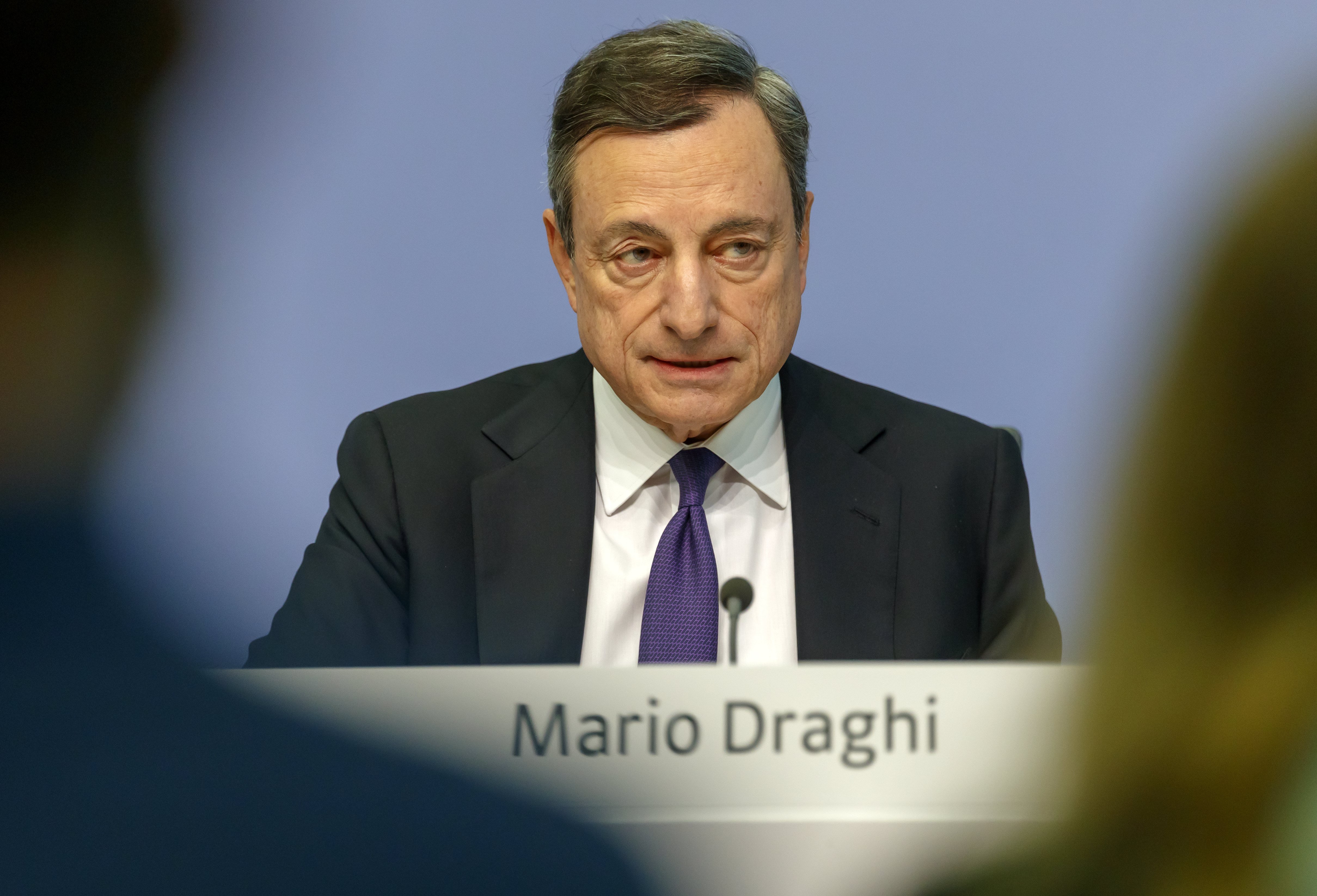 Draghi aponta &#8220;moderação&#8221; do crescimento da zona euro