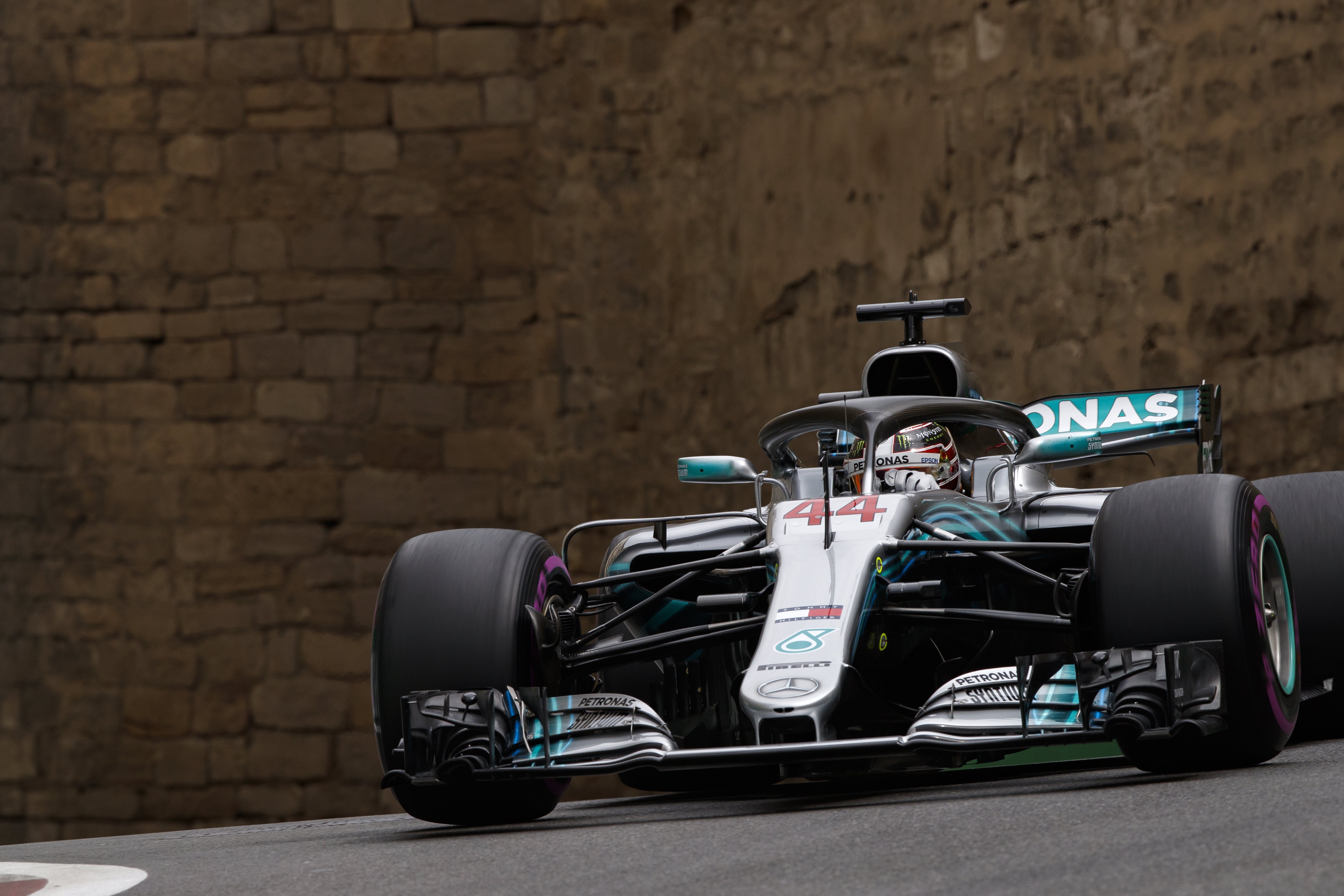 Hamilton vence GP do Azerbaijão e é o novo líder do Mundial de Fórmula 1