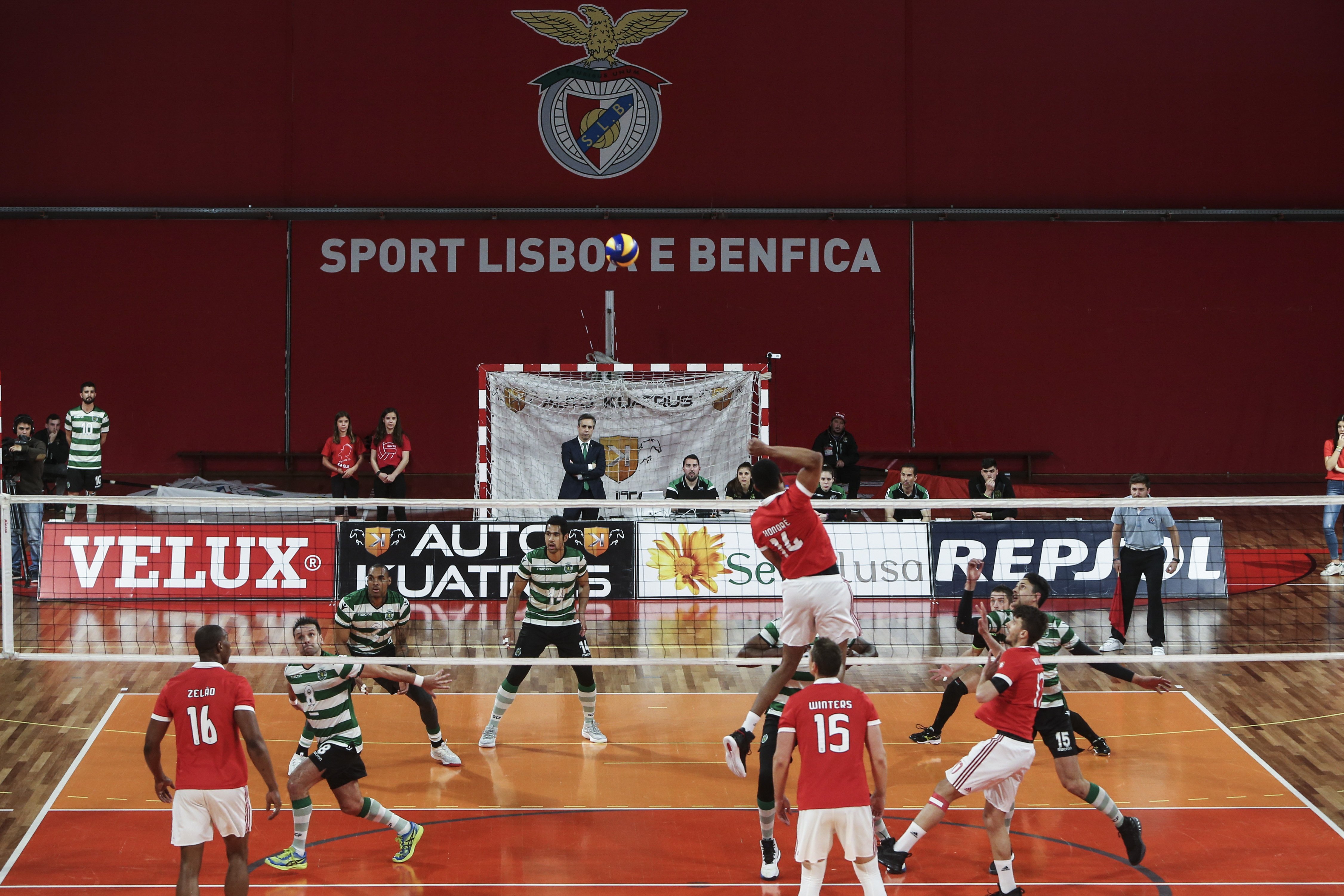 Benfica vence Sporting e adia decisão do título de voleibol para um quinto jogo