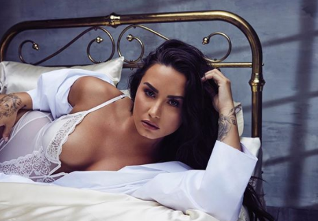 Demi Lovato partilha decote ousado e aquece redes sociais
