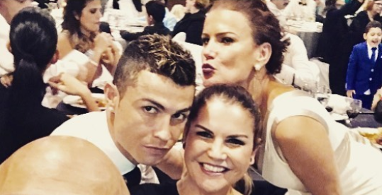 Katia e Elma Aveiro fazem visita a Ronaldo e pregam-lhe uma partida