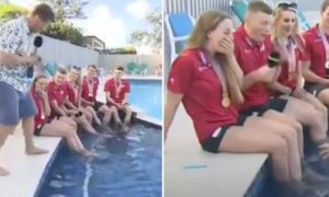 Apresentador da BBC falha degrau e cai na piscina em directo