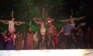Agrediu actor para tentar &#8220;salvar&#8221; Jesus numa encenação da crucificação