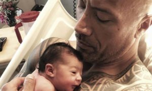 Dwayne Johnson partilha primeira foto após nascimento da terceira filha