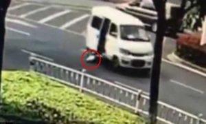 Video: Bebé cai de carrinha com porta aberta, e é salvo no meio do trânsito