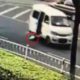 Video: Bebé cai de carrinha com porta aberta, e é salvo no meio do trânsito