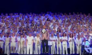 Coro com mais de 1000 vozes canta &#8220;Wake Me Up&#8221; de Avicii, na sua terra natal