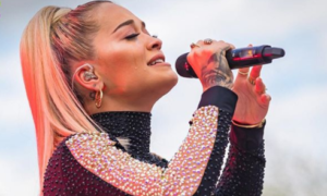 Rita Ora pede minuto de silêncio em memória de Avicii, e mal contém as lágrimas