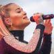 Rita Ora pede minuto de silêncio em memória de Avicii, e mal contém as lágrimas