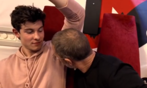 Video: Em entrevista, apresentador cheira axilas de Shawn Mendes