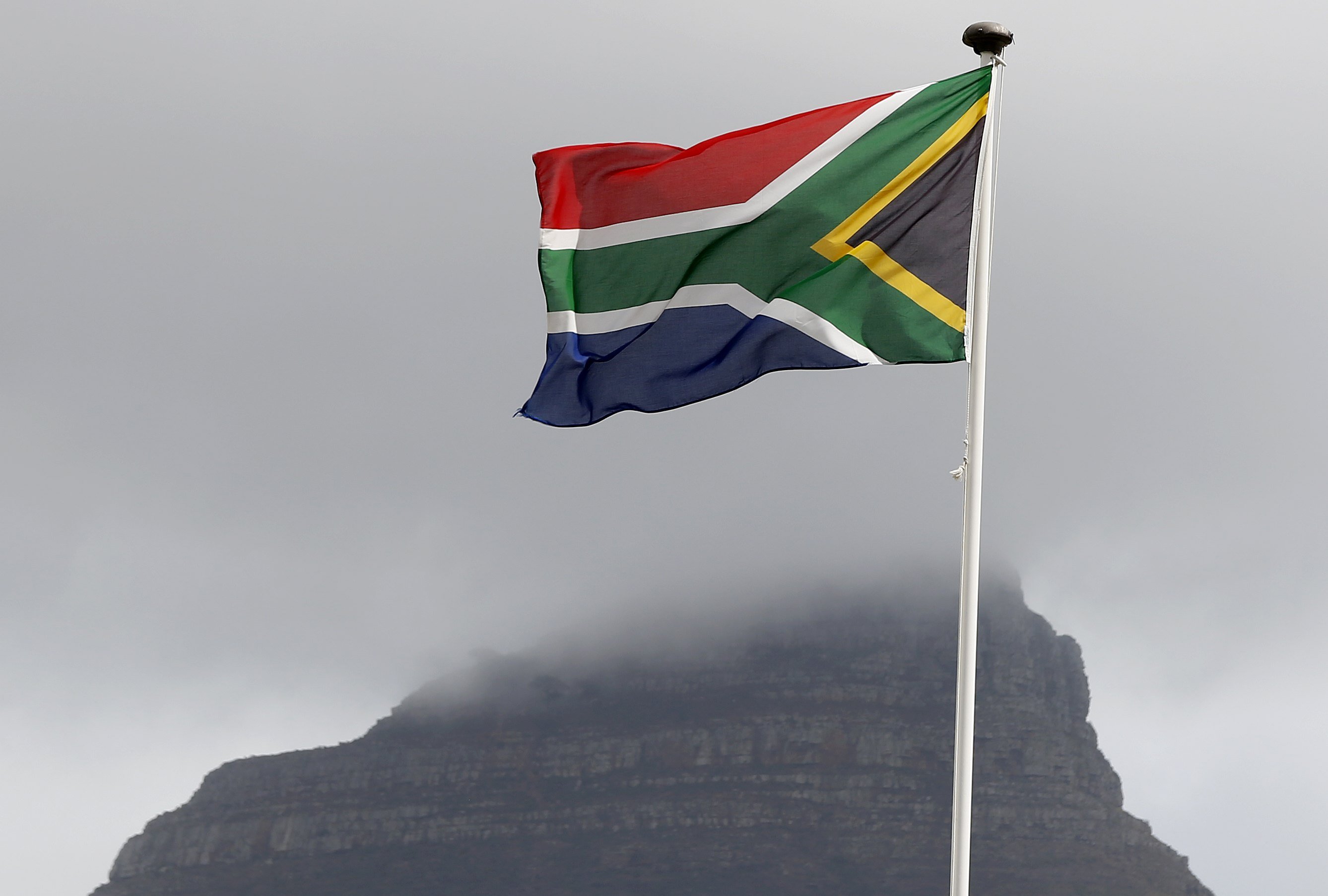Fundação Mandela lamenta &#8220;corrupção&#8221; de Zuma e com esperança em Ramaphosa