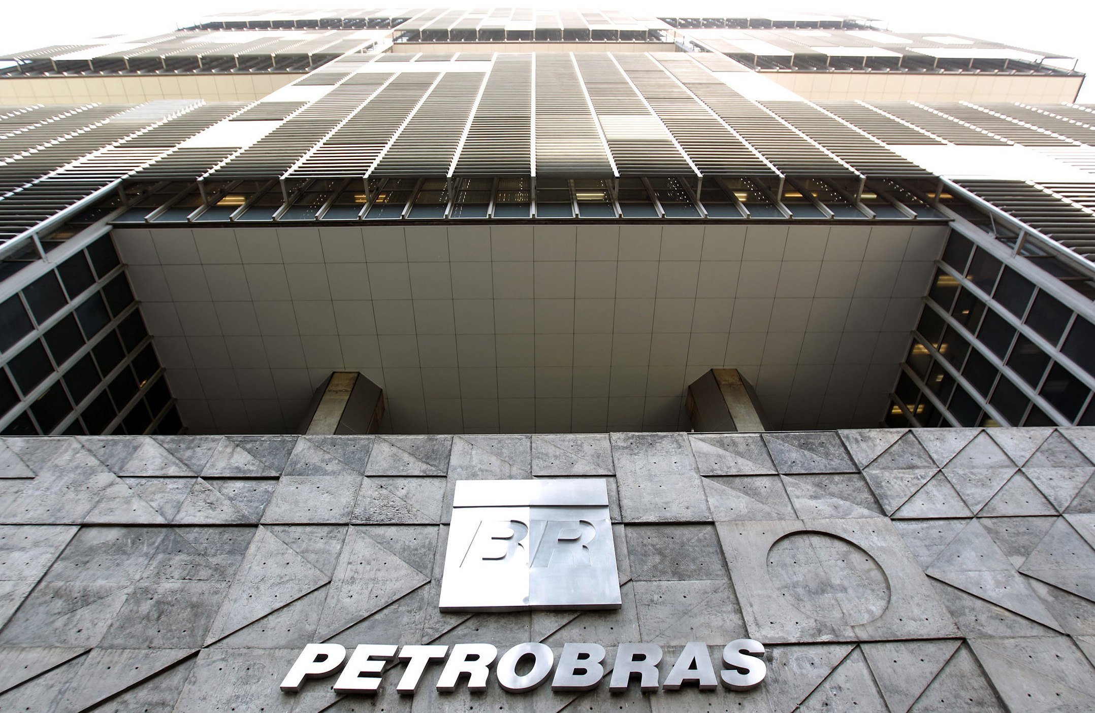 Ações da Petrobras caem mais de 10% devido à redução no preço do gasóleo