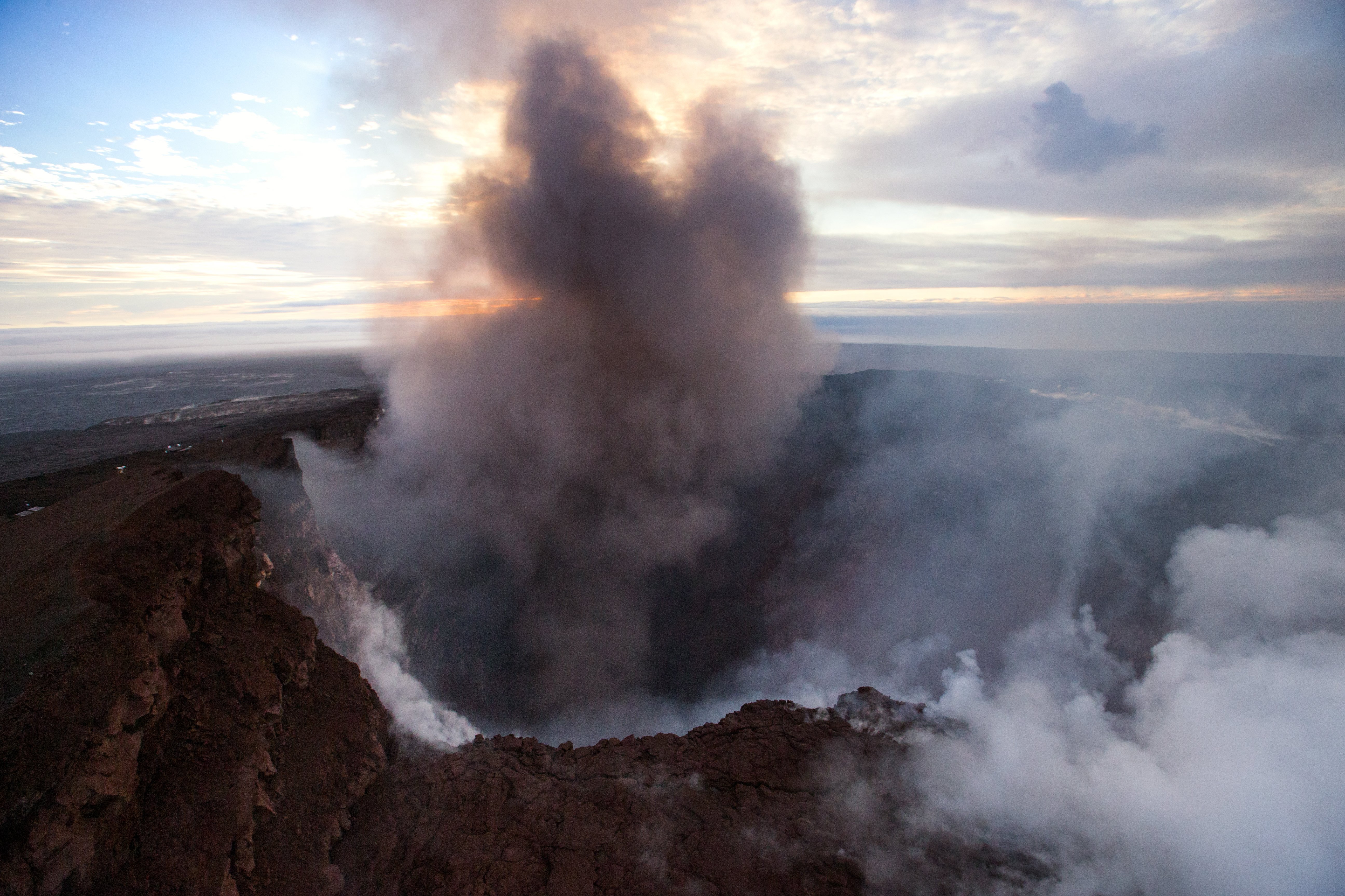 Vulcão Kilauea, no Havai, entra de novo em erupção e aproxima-se de habitações