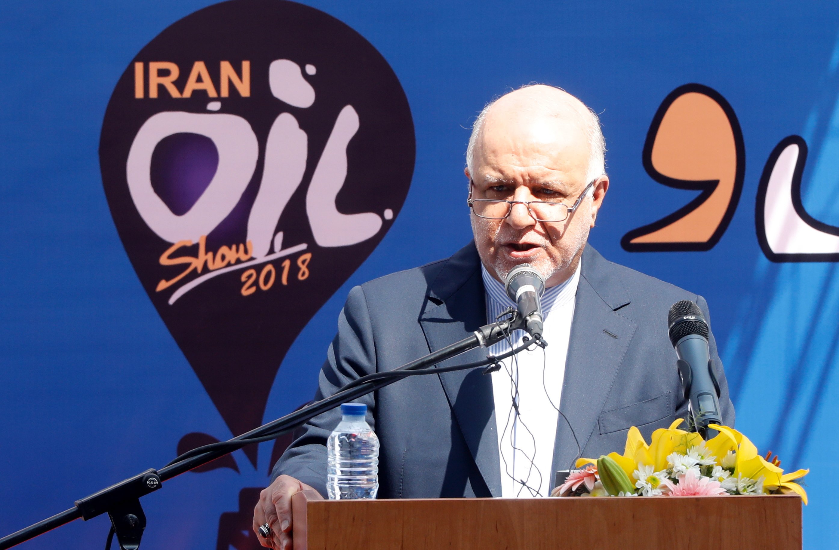 Teerão diz que, com apoio da UE, exportações de petróleo mantêm-se