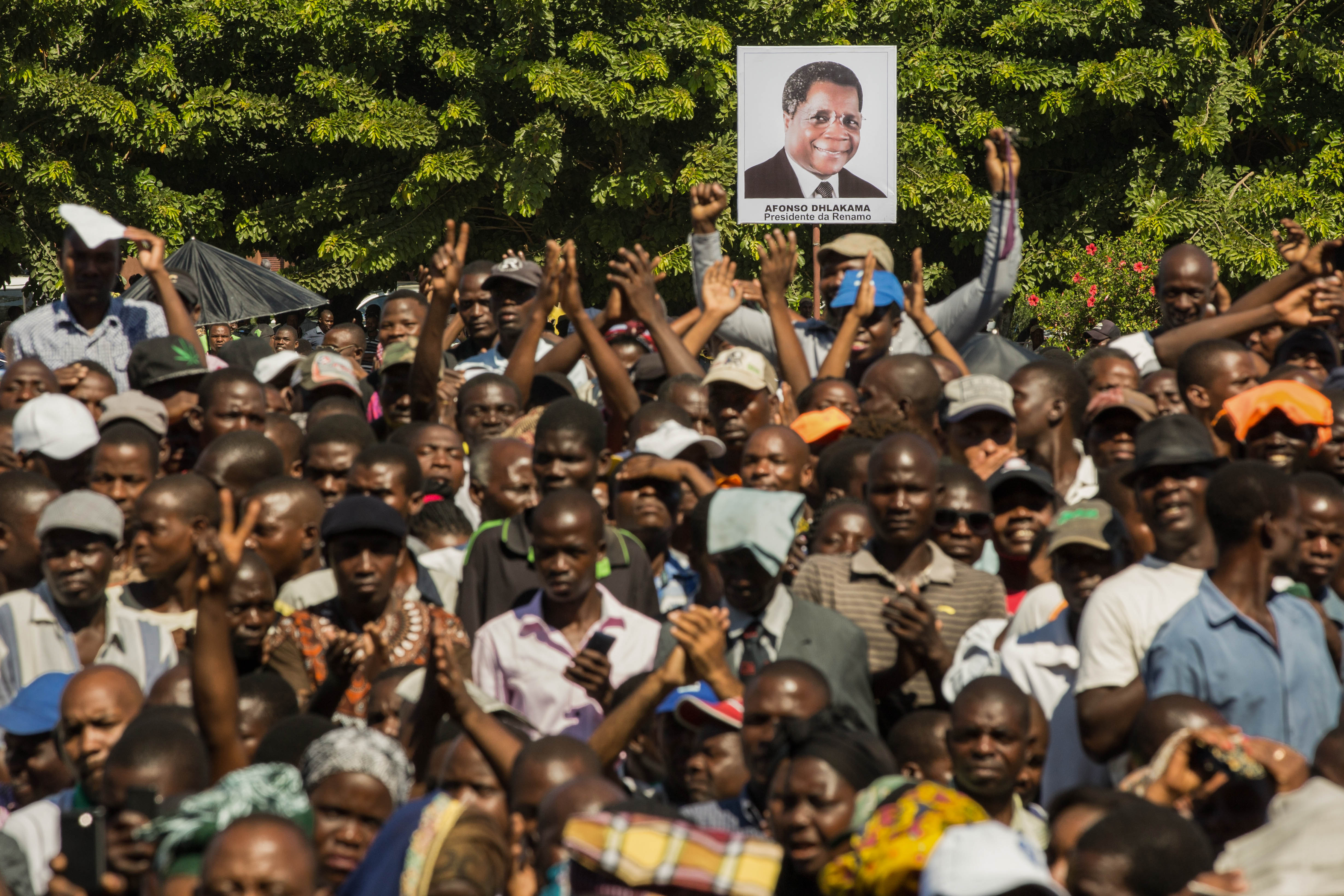 Óbito/Dhlakama: Líder da oposição moçambicana sepultado uma semana após a morte