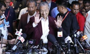 Oposição vence eleições na Malásia e coloca fim a 60 anos de poder