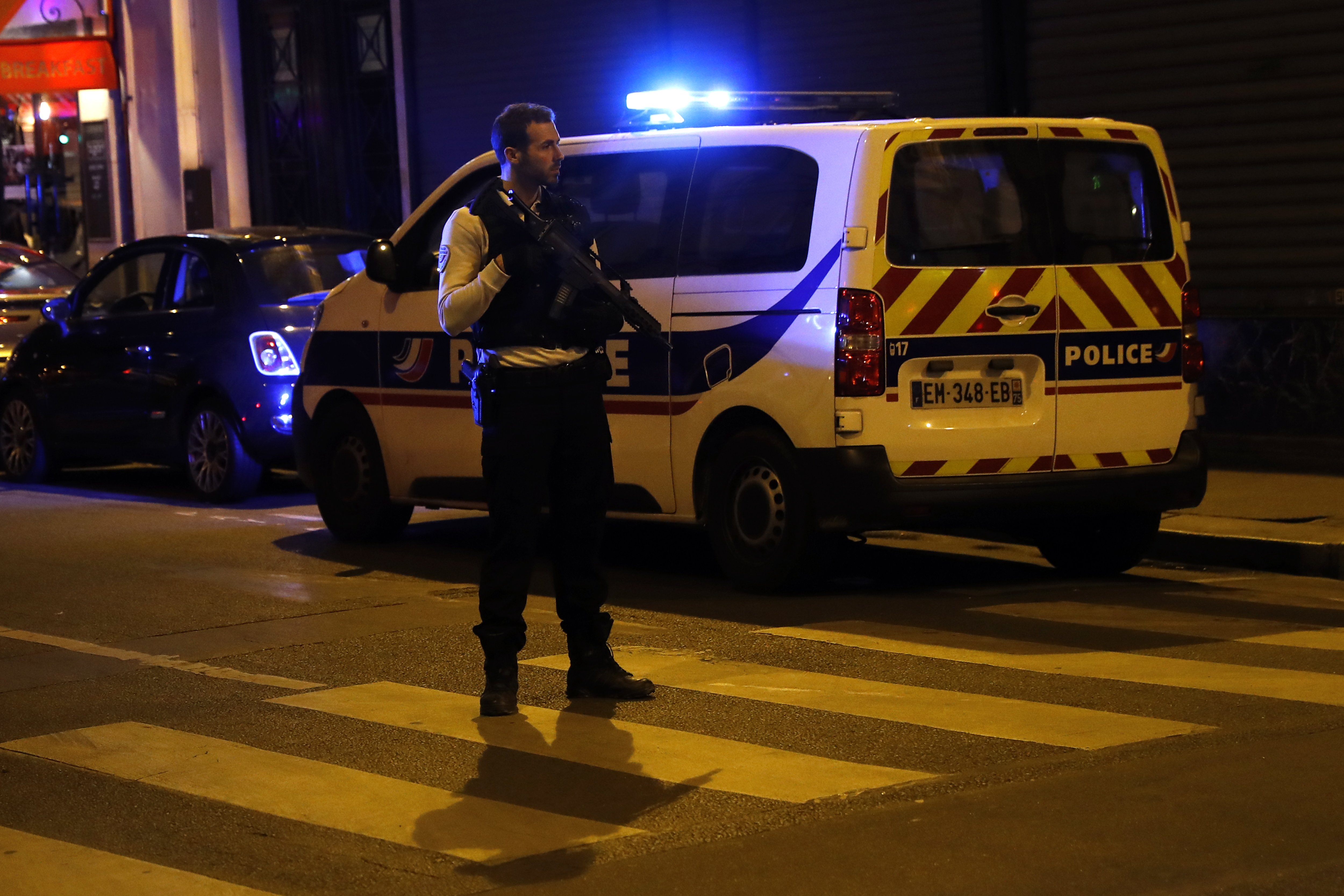 Homem armado com faca mata uma pessoa e fere quatro em Paris