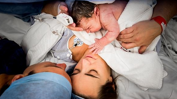 Fotógrafa capta momento de bebé, recém-nascido, a tocar no rosto da mãe