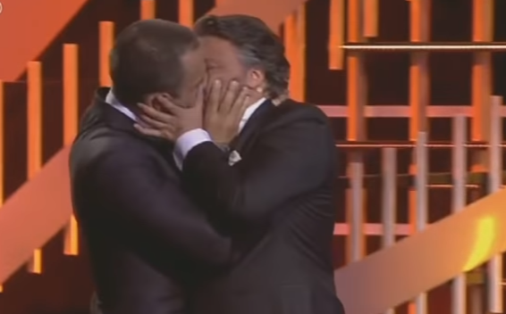Video: César Mourão e José Fidalgo beijam-se na gala de Globos de Ouro