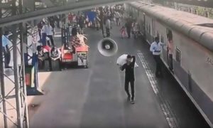 Vídeo: Polícia herói salva menina de ser arrastada por comboio