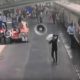 Vídeo: Polícia herói salva menina de ser arrastada por comboio