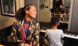 Video: Alicia Keys faz &#8220;dueto&#8221; adorável com o filho de 7 anos