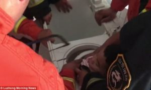 Video: menino de 4 anos tanto brincou que ficou preso dentro da máquina de lavar roupa