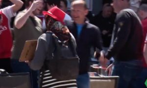 Adeptos do Arsenal humilharam mendigos nas ruas de Madrid