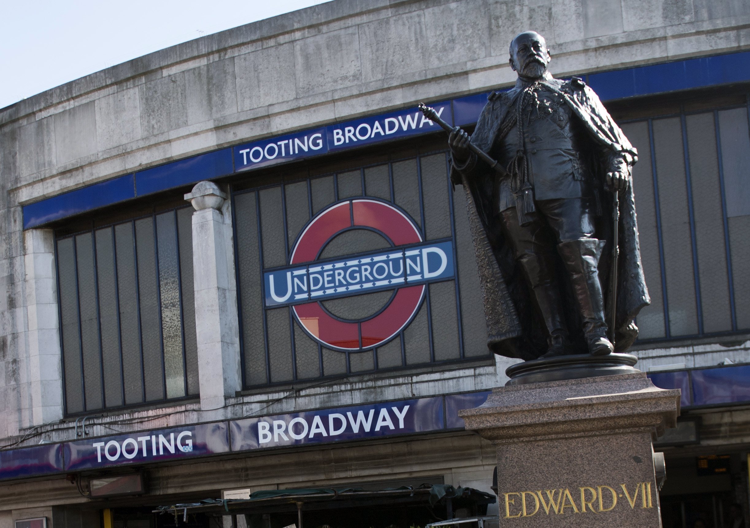 Pequena explosão em estação de metro em Londres provoca feridos ligeiros