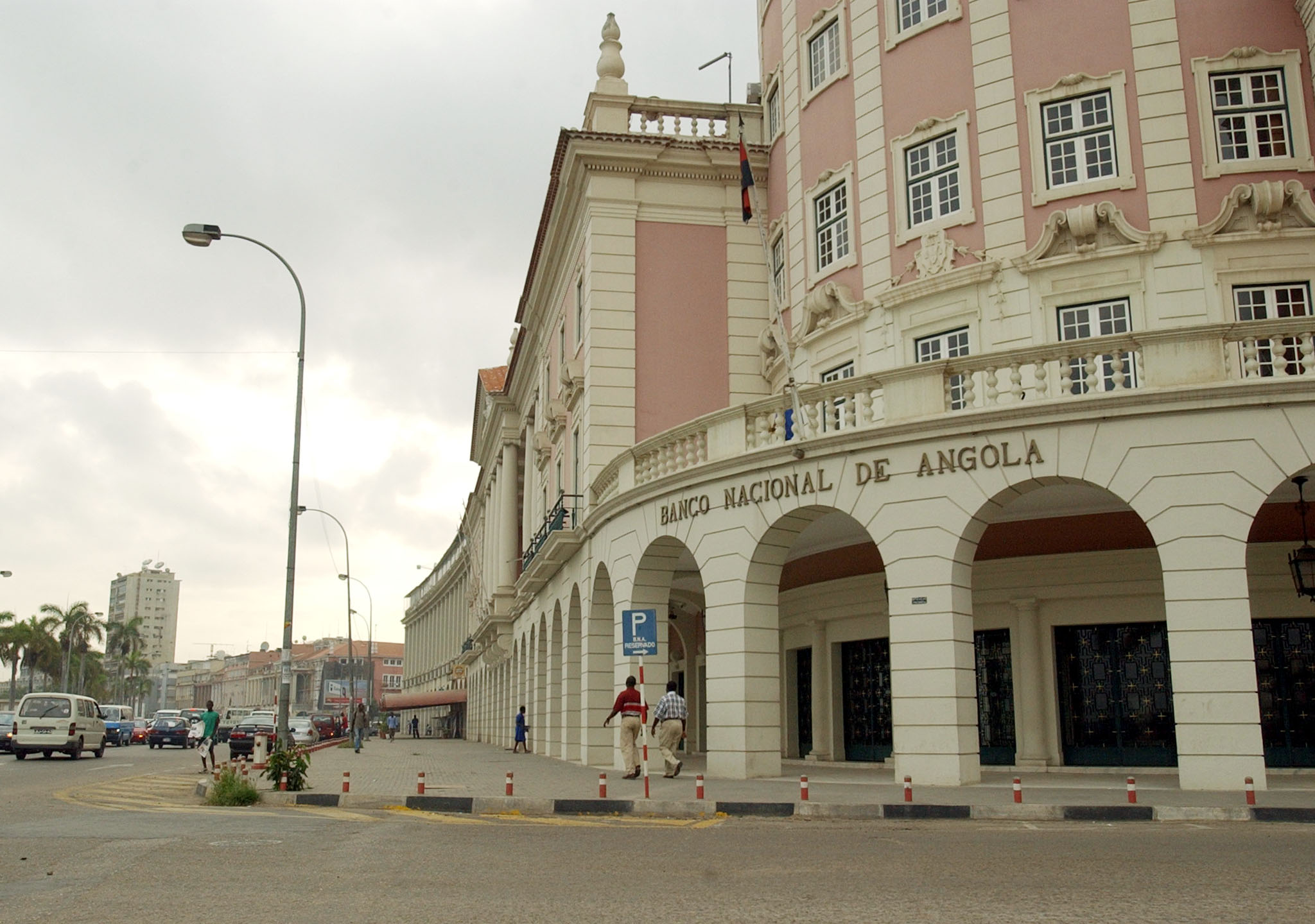 Banco central adota medidas de saneamento em banco angolano BANC