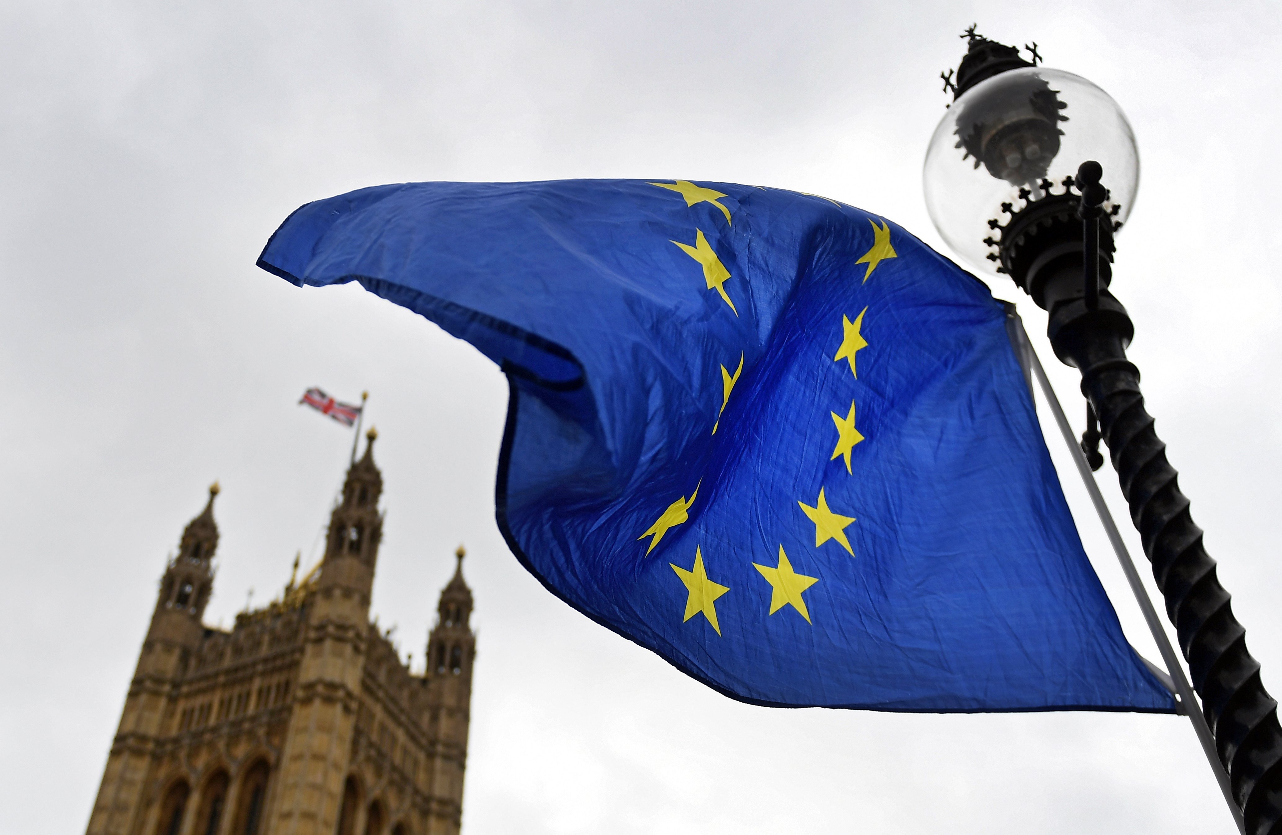 Governo britânico admite ficar na união aduaneira até ao final de 2021