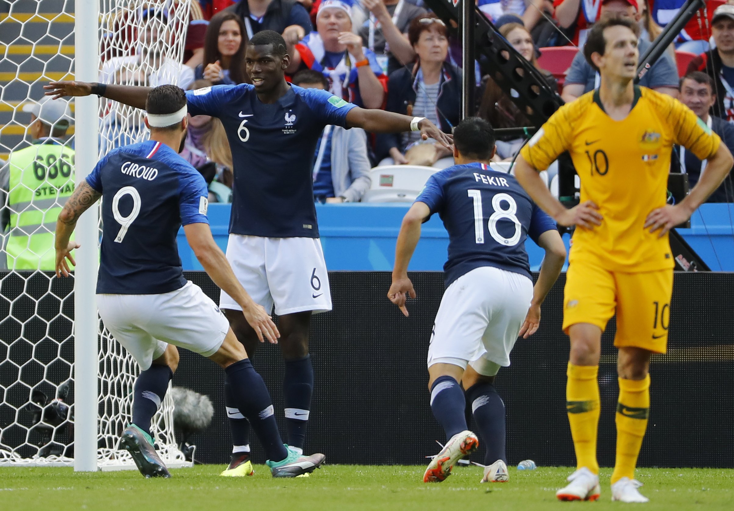 França vence Austrália com golo a &#8216;meias&#8217; entre Pogba e Behich