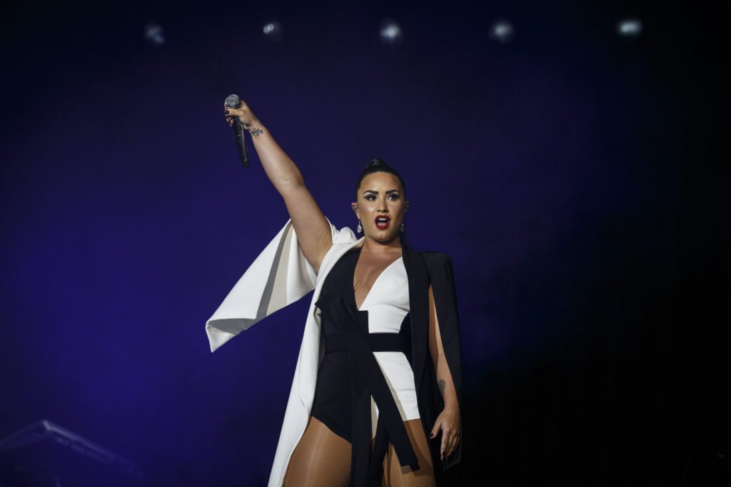 Pela primeira vez em Portugal, Demi Lovato emociona-se