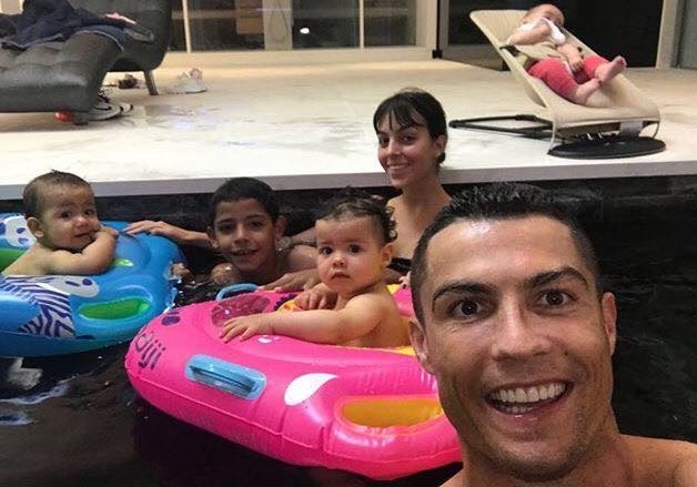 Longe de casa, Ronaldo celebra aniversário dos gémeos