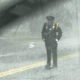 Casal fotografa polícia parada e à chuva. Estava a salvar uma vida