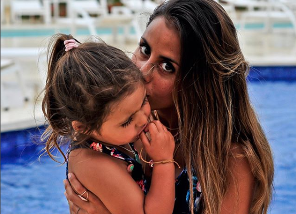 Carolina Patrocínio mostra filha a furar as orelhas pela primeira vez