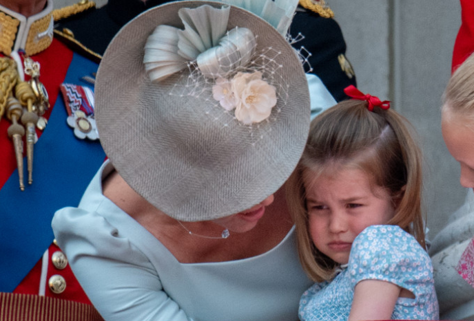 Video: Princesa Charlotte cai na varanda e Kate Middleton agarra-a rapidamente