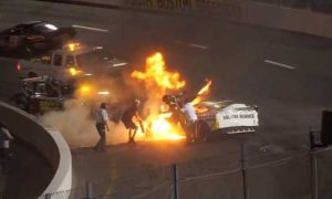 Video: Pai herói retira o filho de carro em chamas