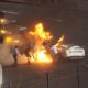 Video: Pai herói retira o filho de carro em chamas