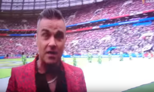 Em abertura do Mundial 2018, Robbie Williams levanta dedo do meio na atuação