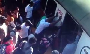 Video: Passageiros empurram comboio para libertar mulher presa por uma perna