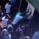 Video: Passageiros empurram comboio para libertar mulher presa por uma perna