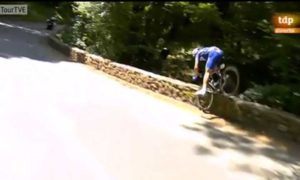 Video: Ciclista &#8220;despista-se&#8221;, cai em ravina e&#8230; continua em prova