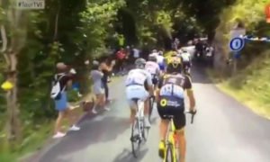 Video: Ciclista &#8220;voa&#8221; por cima do pelotão no Tour de França