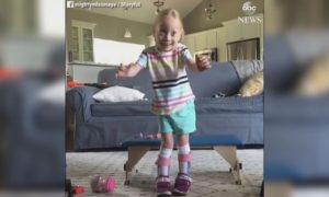 Video: Menina de 4 anos com paralisia cerebral dá os primeiros passos