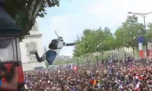 Video: Adepto francês salta de árvore mas os amigos fogem na &#8220;aterragem&#8221;