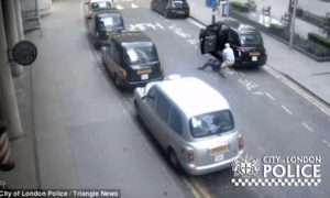 Video: Polícia procura taxista que deixou cliente inconsciente na rua