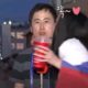 Video: repórter coreano beijado em directo por duas adeptas