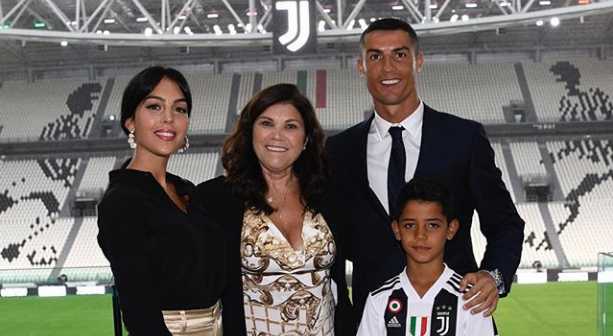 Ronaldo publica primeira foto em família na &#8220;nova casa&#8221;